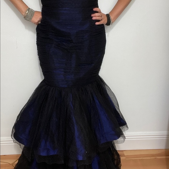 Monique Lhuillier V-Neckline Tiered Trumpet Gown - Picture 12 of 12